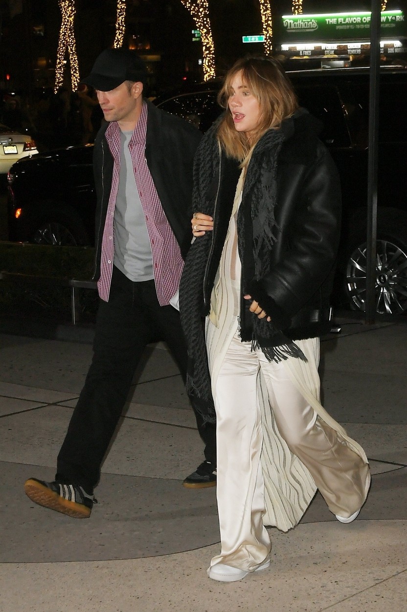 Robert Pattinson și Suki Waterhouse, la premiera unui film, în haine lejere