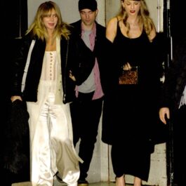 Suki Waterhouse, Robert Pattinson și Taylor Swift, în haine lejere, la premiera unui film