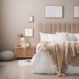 Un dormitor în nunațe neutre pentru a ilustra cum poți să-l faci să miroasă mai bine