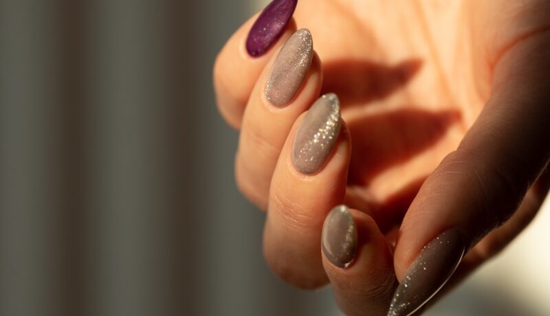Velvet nails, manichiura iernii 2023. Cum se obțin „unghiile de catifea”