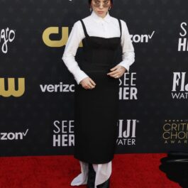 Billie Eilish, la Critics Choice Awards 2024, într-o rochie neagră
