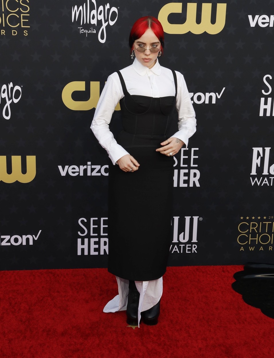 Billie Eilish, la Critics Choice Awards 2024, într-o rochie neagră