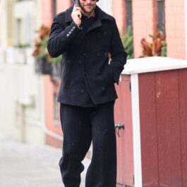 Bradley Cooper într-o ținută casual și cu o căciulă albastră pe străzile din New York