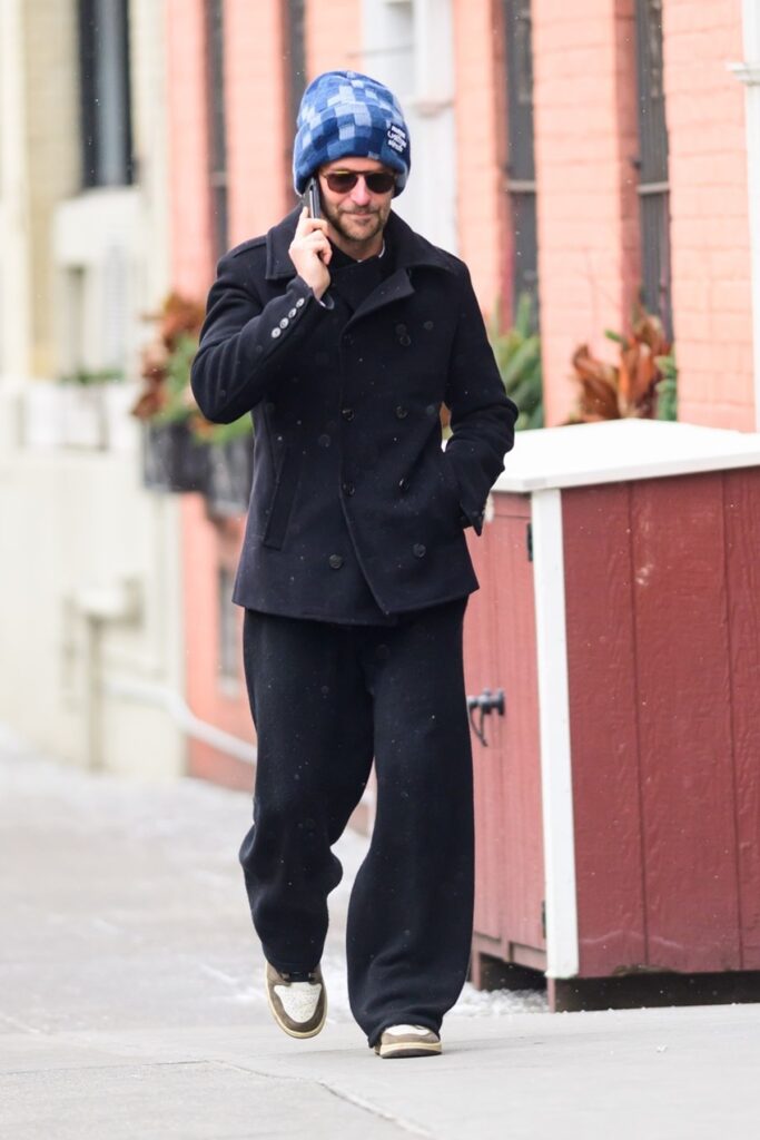 Bradley Cooper într-o ținută casual și cu o căciulă albastră pe străzile din New York
