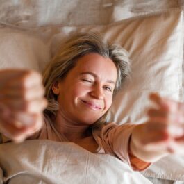 O femeie care s-a trezit odihnită și fericită