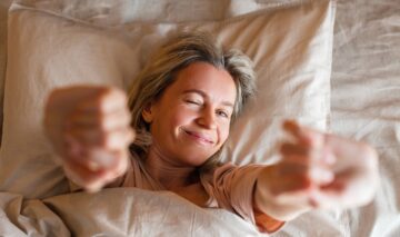 O femeie care s-a trezit odihnită și fericită