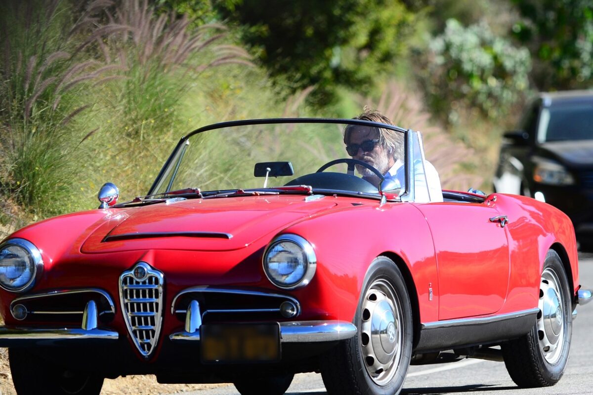 Chris Pine, la volanul unei mașini de culoare roșie