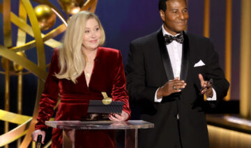 Christina Applegate, la Premiile Emmy 2023, într-o rochie din catifea vișinie