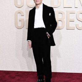 Cillian Murphy într-un costum negru la Globurile de Aur 2024