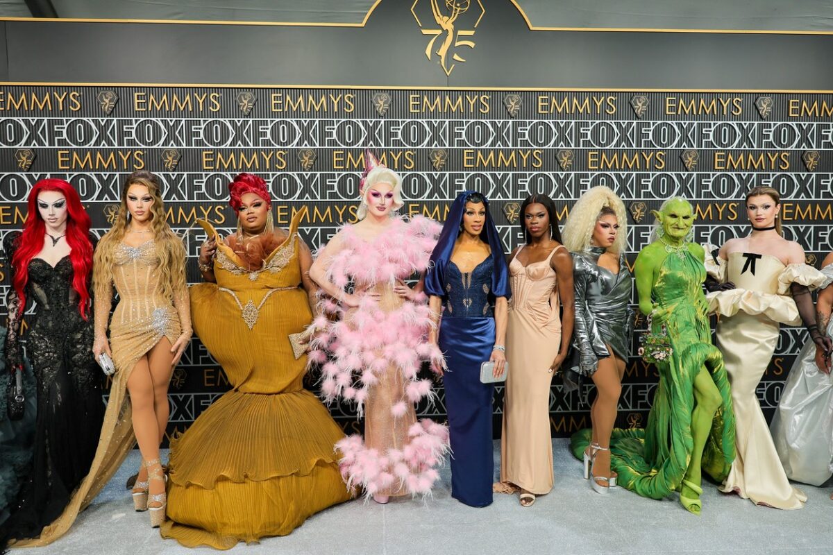 Mai multe drag queen pe covorul roșu de la Premiile Emmy 2023
