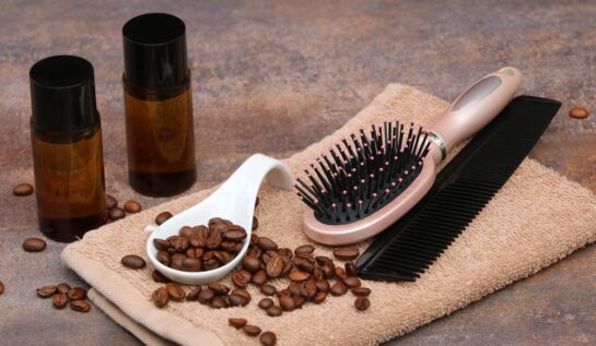 Cum funcționează produsele pentru păr cu cofeină. Ce spun specialiștii despre ele