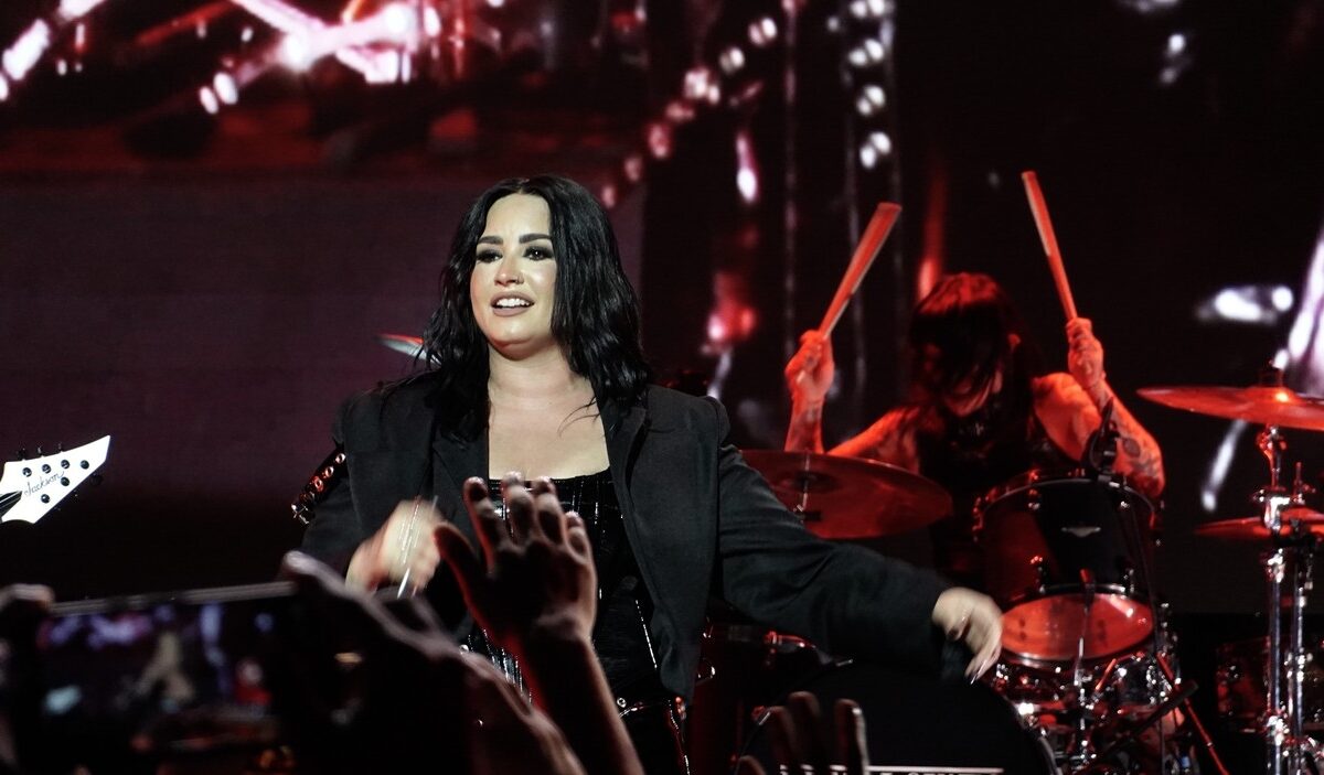 Demi Lovato, pe scenă, în timpul unui concert