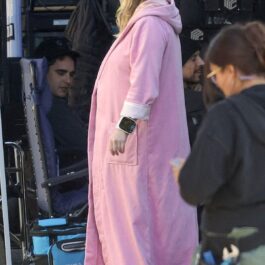 Elisabeth Moss îmbrăcăcată într-un halat roz