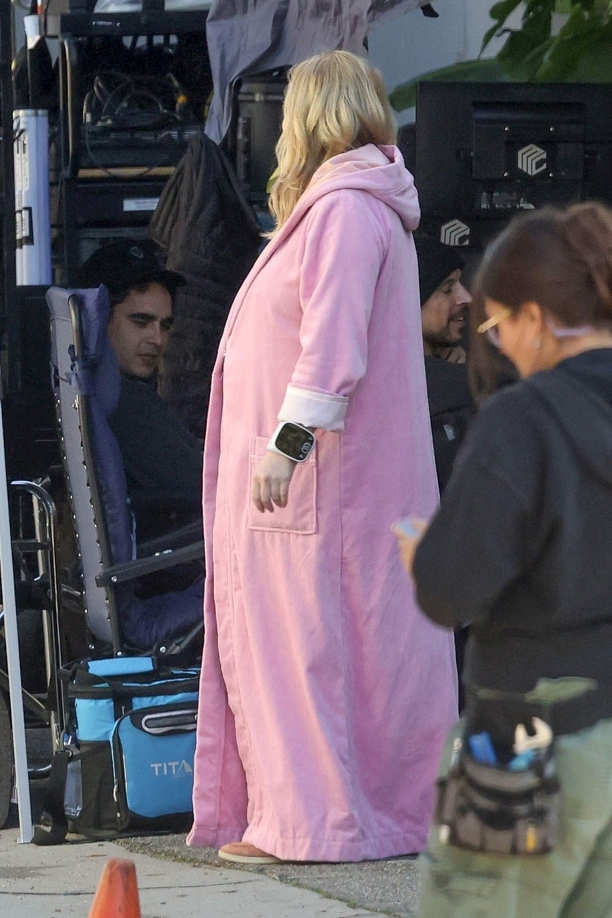 Elisabeth Moss îmbrăcăcată într-un halat roz