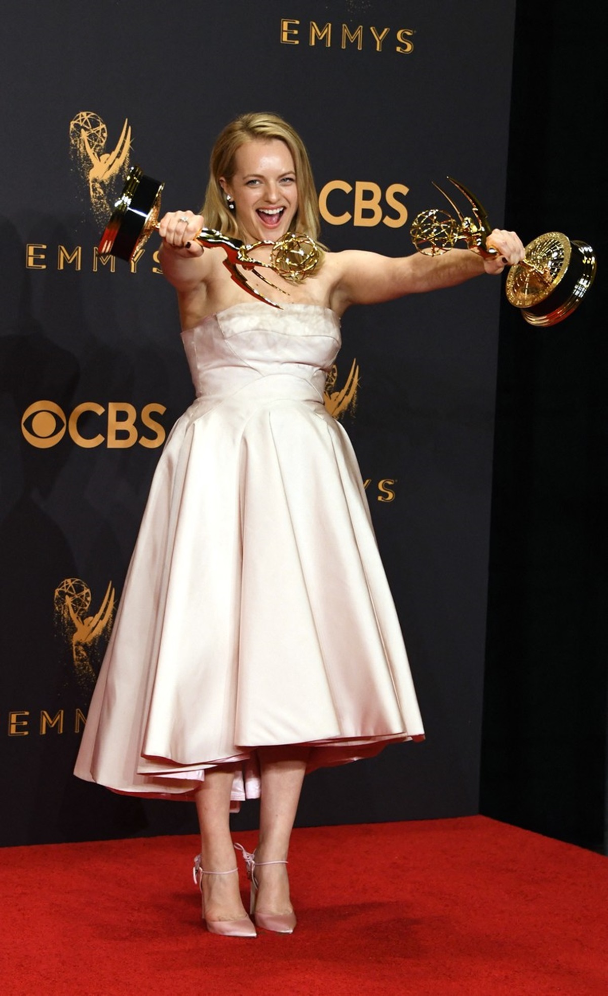 Elisabeth Moss într-o rochie albă la Gala Premiilor Emmy 2017