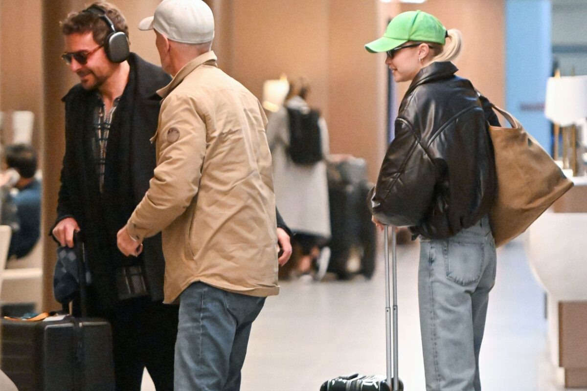 Gigi Hadid și Bradley Cooper, împreună, în aeroport