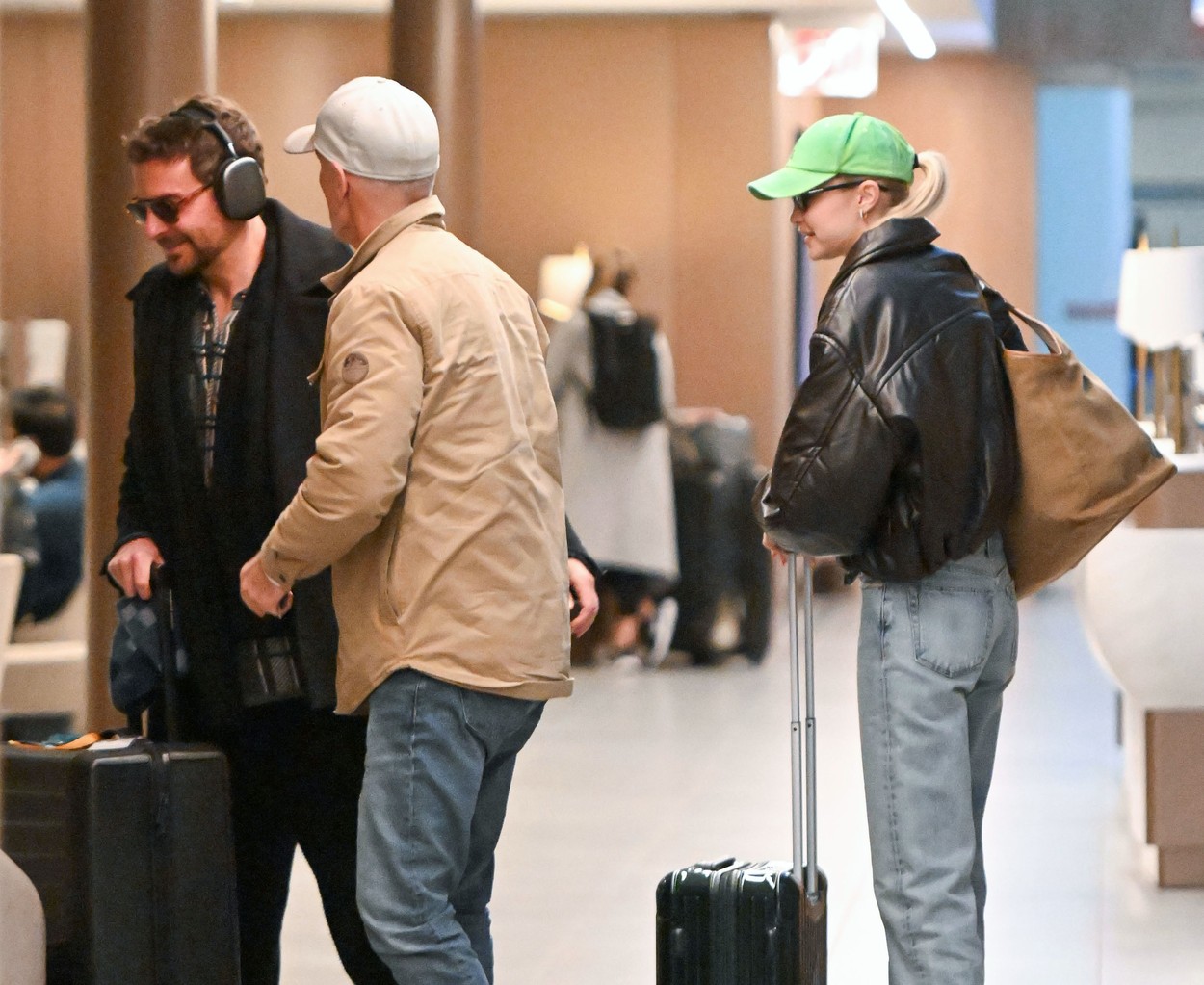 Gigi Hadid și Bradley Cooper, împreună, în aeroport