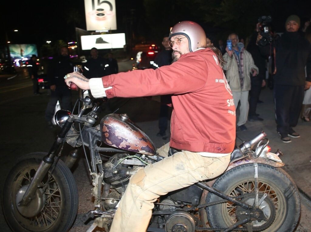 Jason Momoa, pe o motocicletă, îmbrăcat casual
