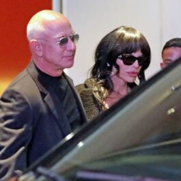 Jeff Bezos și Lauren Sanchez în timp ce ajung la petrecerea aniversară a miliardarului