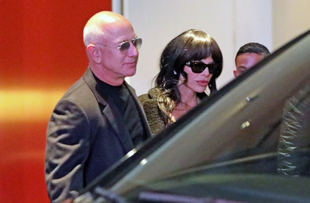 Jeff Bezos și Lauren Sanchez în timp ce ajung la petrecerea aniversară a miliardarului