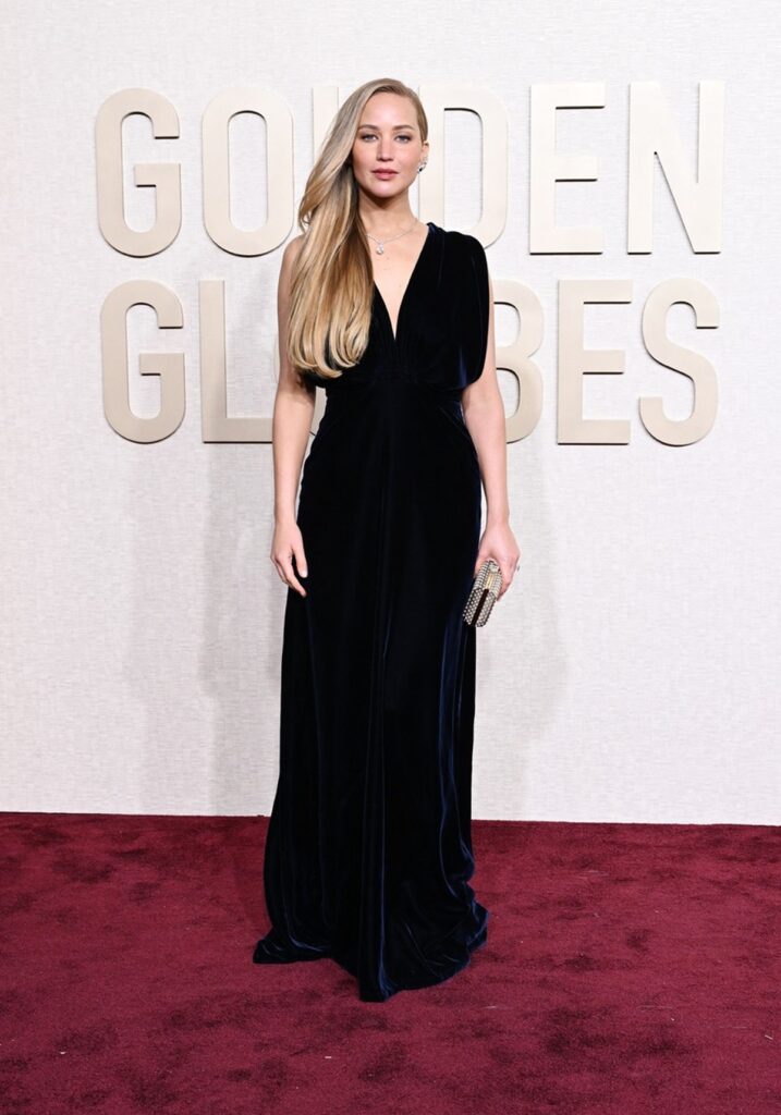 Jennifer Lawrence într-o rochie neagră pe covorul roșu de la Globurile de Aur 2024