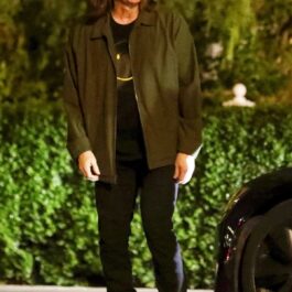 Jim Carrey pe o stradă de la Hollywood într-o ținută casual