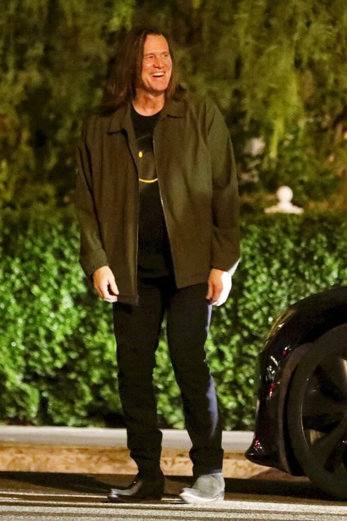 Jim Carrey pe o stradă de la Hollywood într-o ținută casual