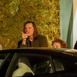 Jim Carrey în timp ce stă în spatele unei mașini