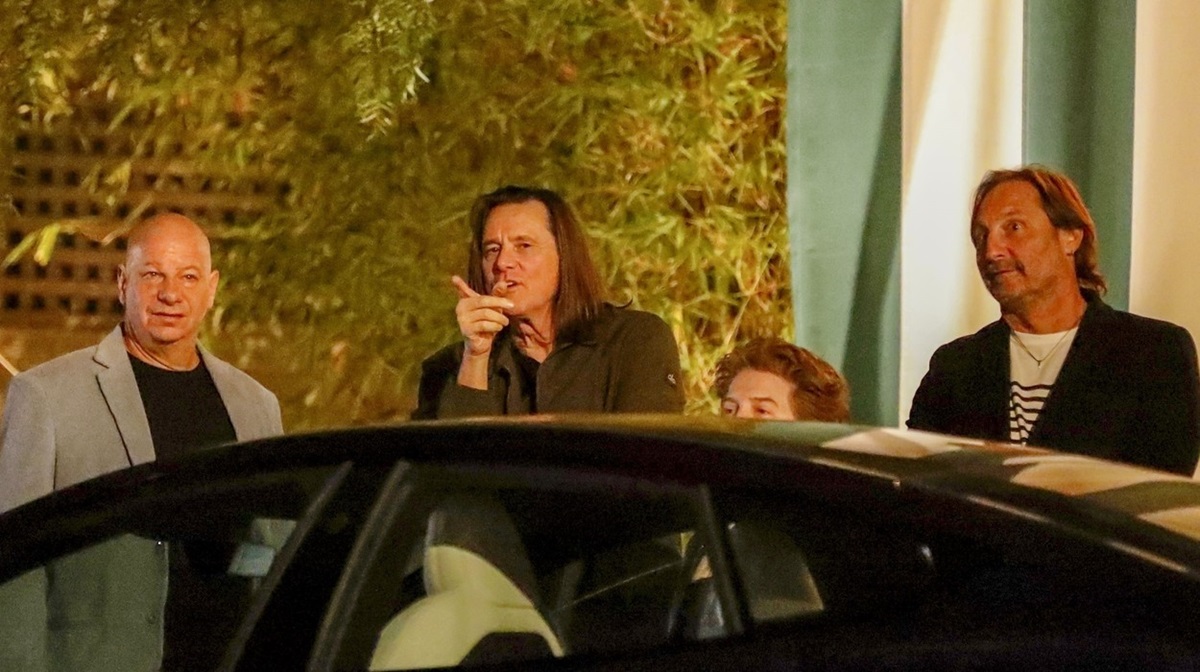 Jim Carrey în timp ce stă în spatele unei mașini