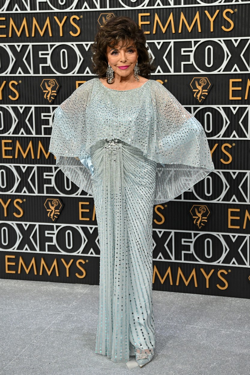 Joan Collins într-o rochie albastră la premiile Emmy 2023