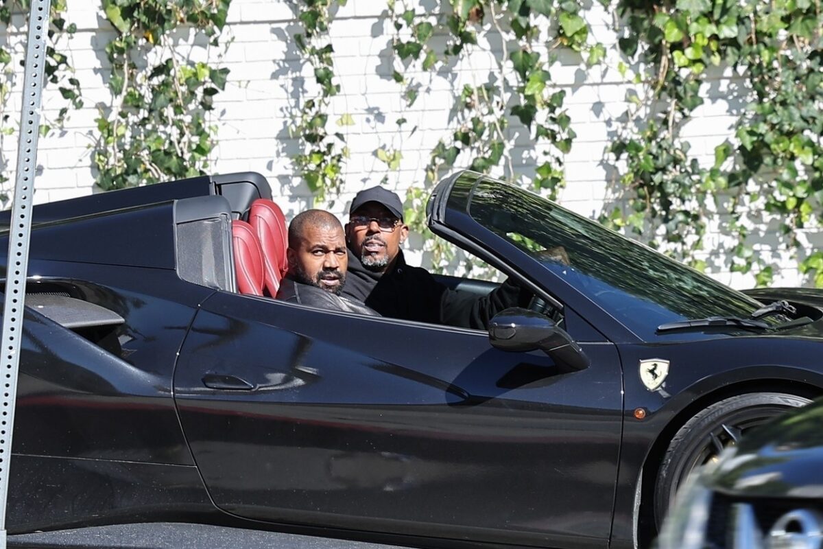 Kanye West, într-o mașină sport, de culoare neagră