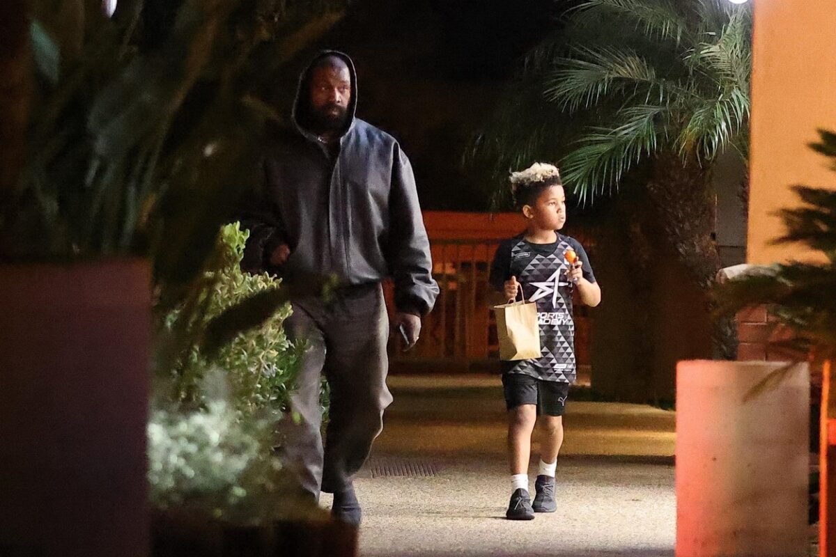 Kanye West, alături de unul dintre copiii săi, pe stradă