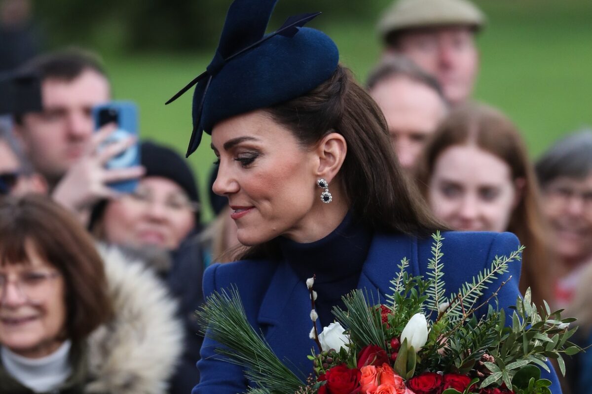 Kate Middleton, la un eveniment, cu un buchet de flori