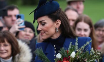 Kate Middleton, la un eveniment, cu un buchet de flori