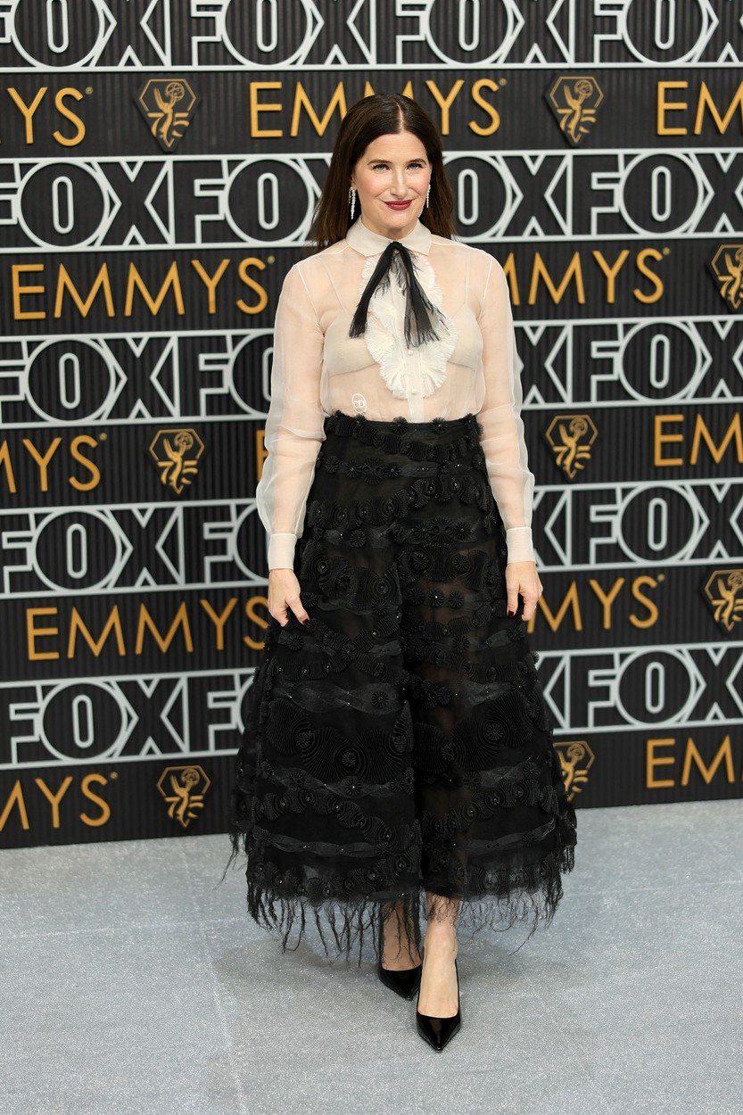 Kathryn Huh într-o ținută elegantă pe covorul roșu de la Premiile Emmy 2023