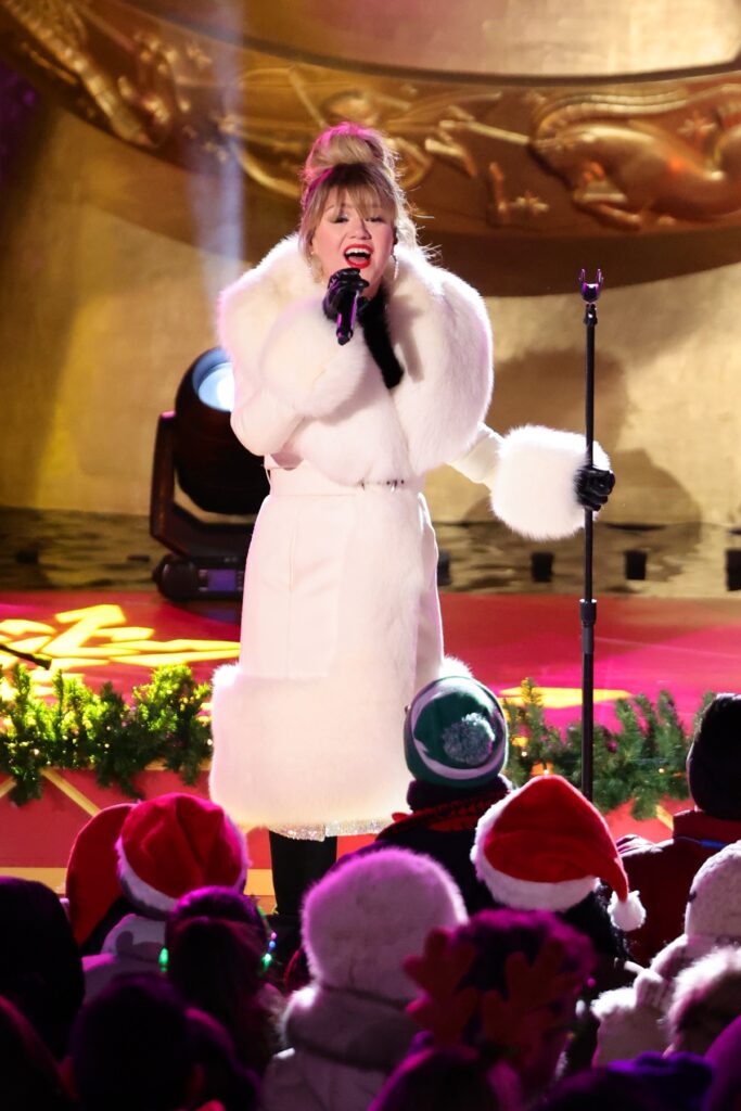 Kelly Clarkson în timp ce cântă pe scenă la un concert de Crăciun din New York