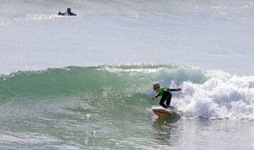 Oameni care fac surf la un concurs în Santa Barbara