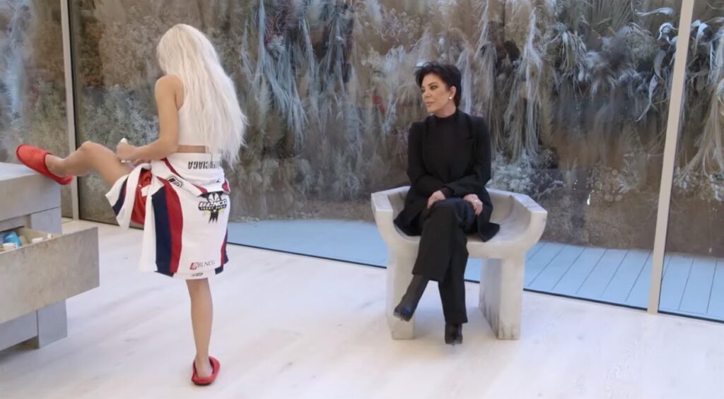 Kim Kardashian în timp ce se dă cu o loțiune pentru psoriazis