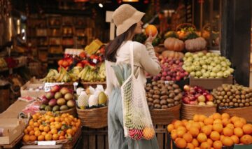 O femeie care se află într-o piață de legume și fructe