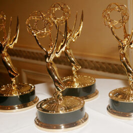 Mai multe premii Emmy puse pe o masă