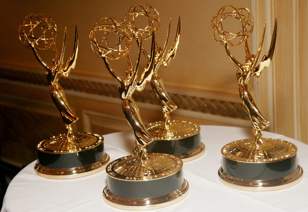Mai multe premii Emmy puse pe o masă