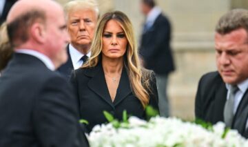 Melania Trump, în fața sicriului mamei sale