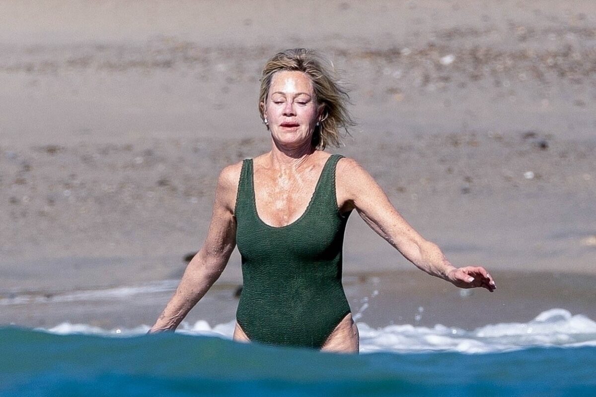 Melanie Griffith, la plajă, în timp ce se distrează în valuri