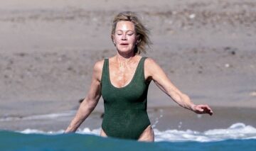 Melanie Griffith, la plajă, în timp ce se distrează în valuri