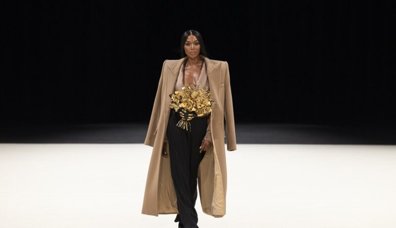 Naomi Campbell a avut o apariție elegantă la Săptămâna Modei de la Paris. Modelul a impresionat cu ținuta pe care a purtat-o
