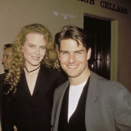 Nicole Kidman și Tom Cruise în timp ce pozează împreună unul lângă celălalt la un eveniment public