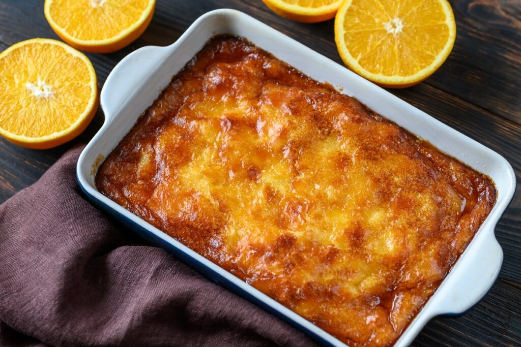 Prăjitură grecească cu portocale în tava de copt