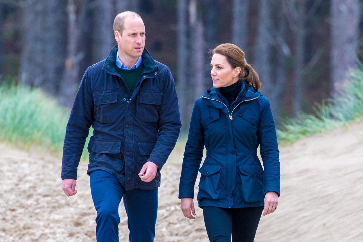 Prințul William și Kate Middleton, în haine lejere, la un eveniment în natură