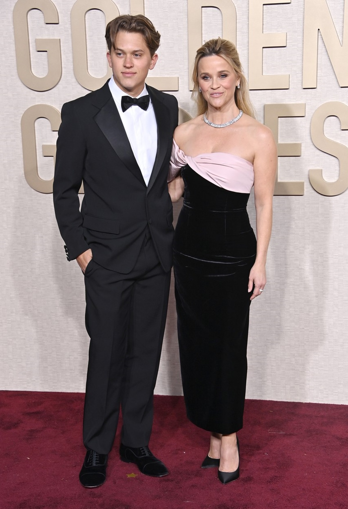 Reese Witherspoon și Deacon Reese Phillippe în timp ce pozează împreună la Gala Globurilor de Aur 2024