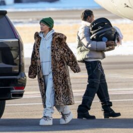 Rihanna, alături de partenerul ei și bebelușul lor, pe un aeroport